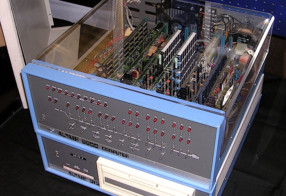 Компьютер Altair 8800 (лицензия: public domain) Компьютер Altair 8800 (лицензия: public domain)