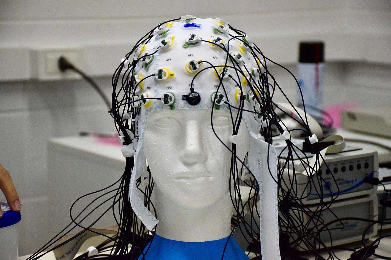 Шлем с электродами для снятия ЭЭГ с человека. Фото: Thaismay.