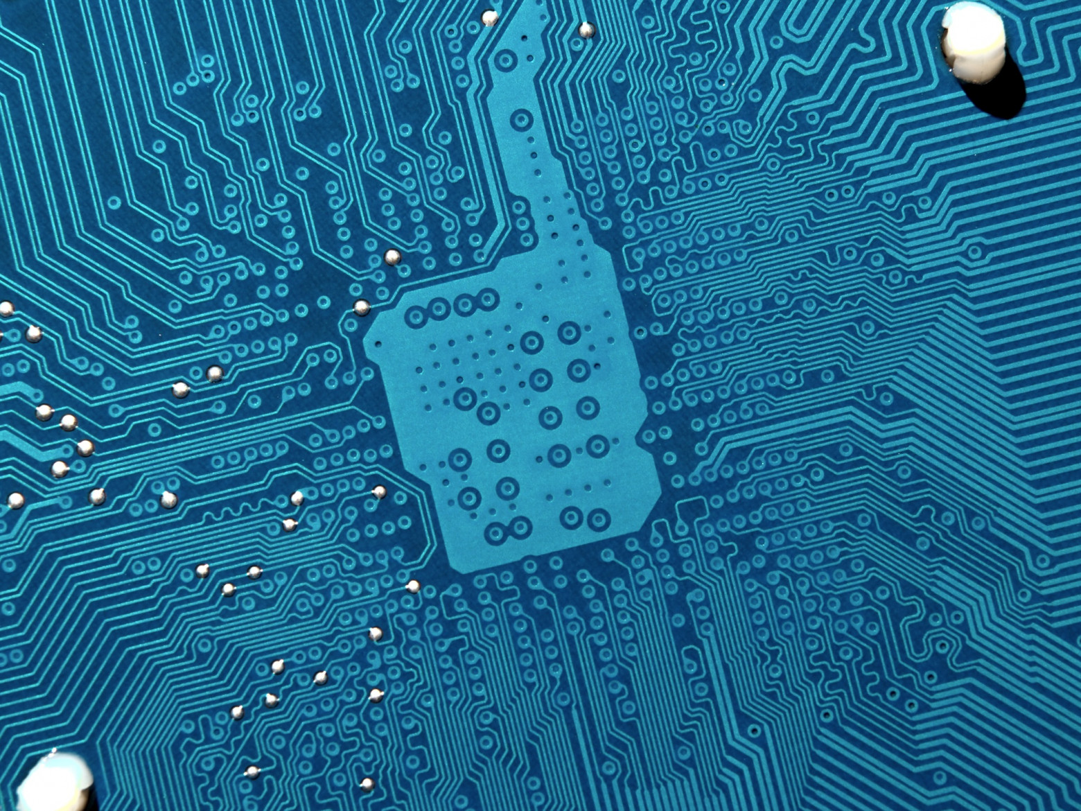 Обратная сторона материнской платы Gigabyte, 775 сокет, видны многочисленные дифференциальные пары проводников. Обратная сторона материнской платы Gigabyte, 775 сокет, видны многочисленные дифференциальные пары проводников.