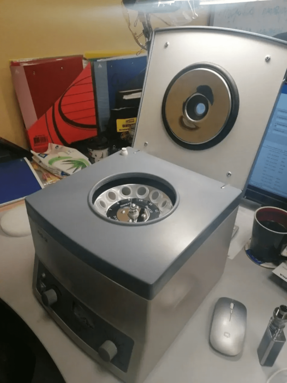 Центрифуга лабораторная — пример профессиональной медтехники. Покупают больницы через тендеры и частные клиники для своих лабораторий