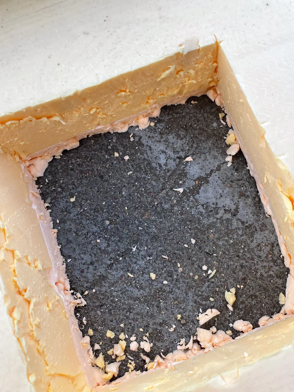 Пароизоляция нужна, чтобы влага из тёплого воздуха внутри здания не попадала в конструкцию. Без неё пар проходит через перекрытие, охлаждается, превращается в воду и накапливается внутри конструкции. Со временем это приводит к протечкам.