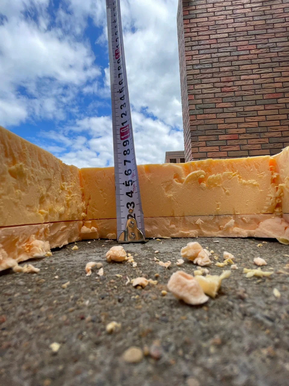 Толщина утеплителя — всего 70 мм вместо положенных 150–200 мм. Сэкономили вдвое на самом важном слое. А ведь в Москве зимой часто –20 °C и ниже, и отопительный сезон длится полгода — без нормального утепления тепло уходит через крышу.