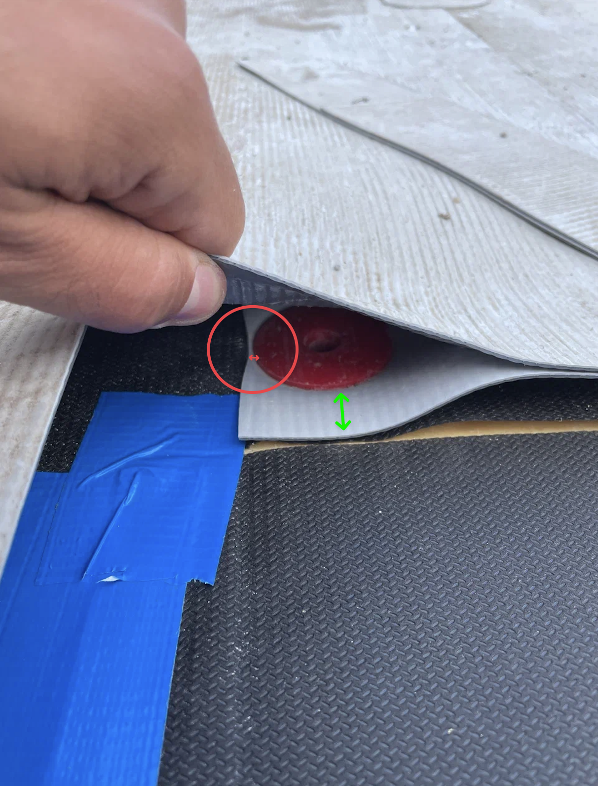 Это как пришивать пуговицу у самого края ткани. При нагрузках материал быстро порвется. Правильно крепить минимум в сантиметре от края, а лучше в полутора. Тогда нагрузка распределяется равномерно.