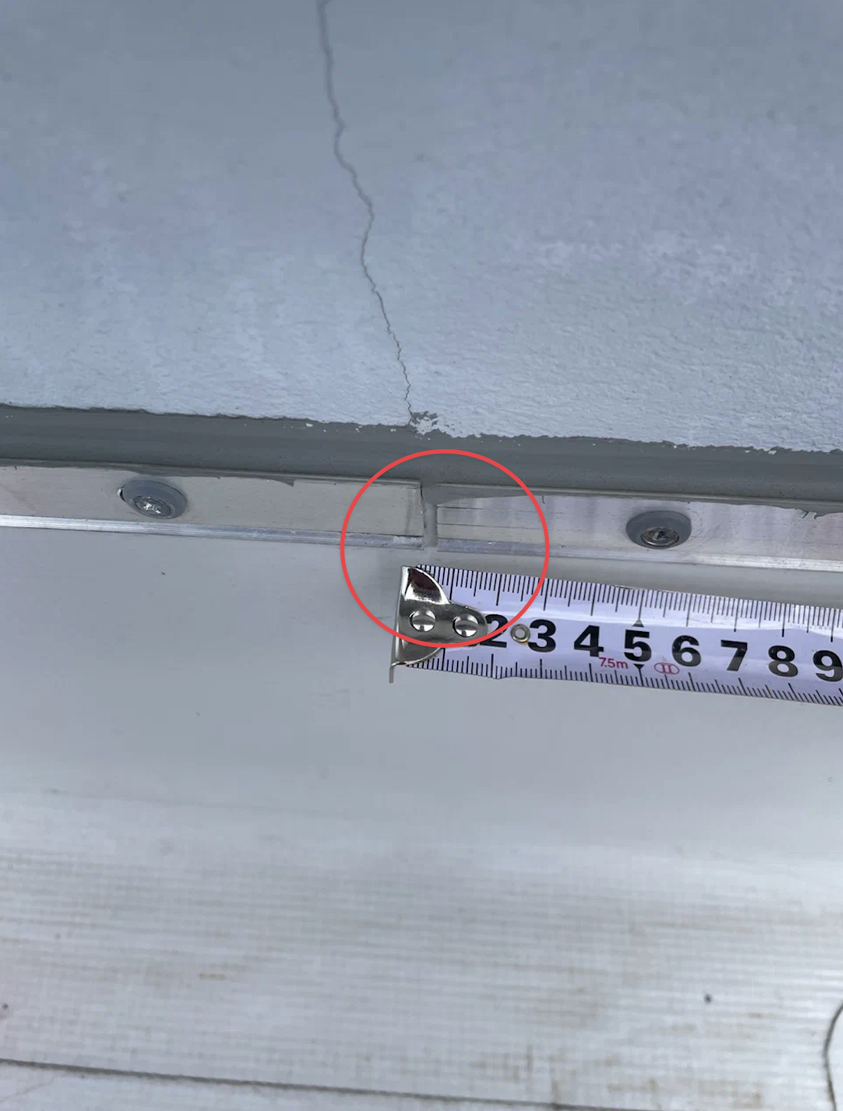 ПВХ-мембрана и рейки расширяются при нагреве и сжимаются при охлаждении. Если между рейками не оставить зазор, они при температурных колебаниях упираются друг в друга, начинают деформироваться, выгибаться или давить на мембрану. В итоге мембрана повреждается, появляются щели, теряется герметичность. ПВХ-мембрана и рейки расширяются при нагреве и сжимаются при охлаждении. Если между рейками не оставить зазор, они при температурных колебаниях упираются друг в друга, начинают деформироваться, выгибаться или давить на мембрану. В итоге мембрана повреждается, появляются щели, теряется герметичность.