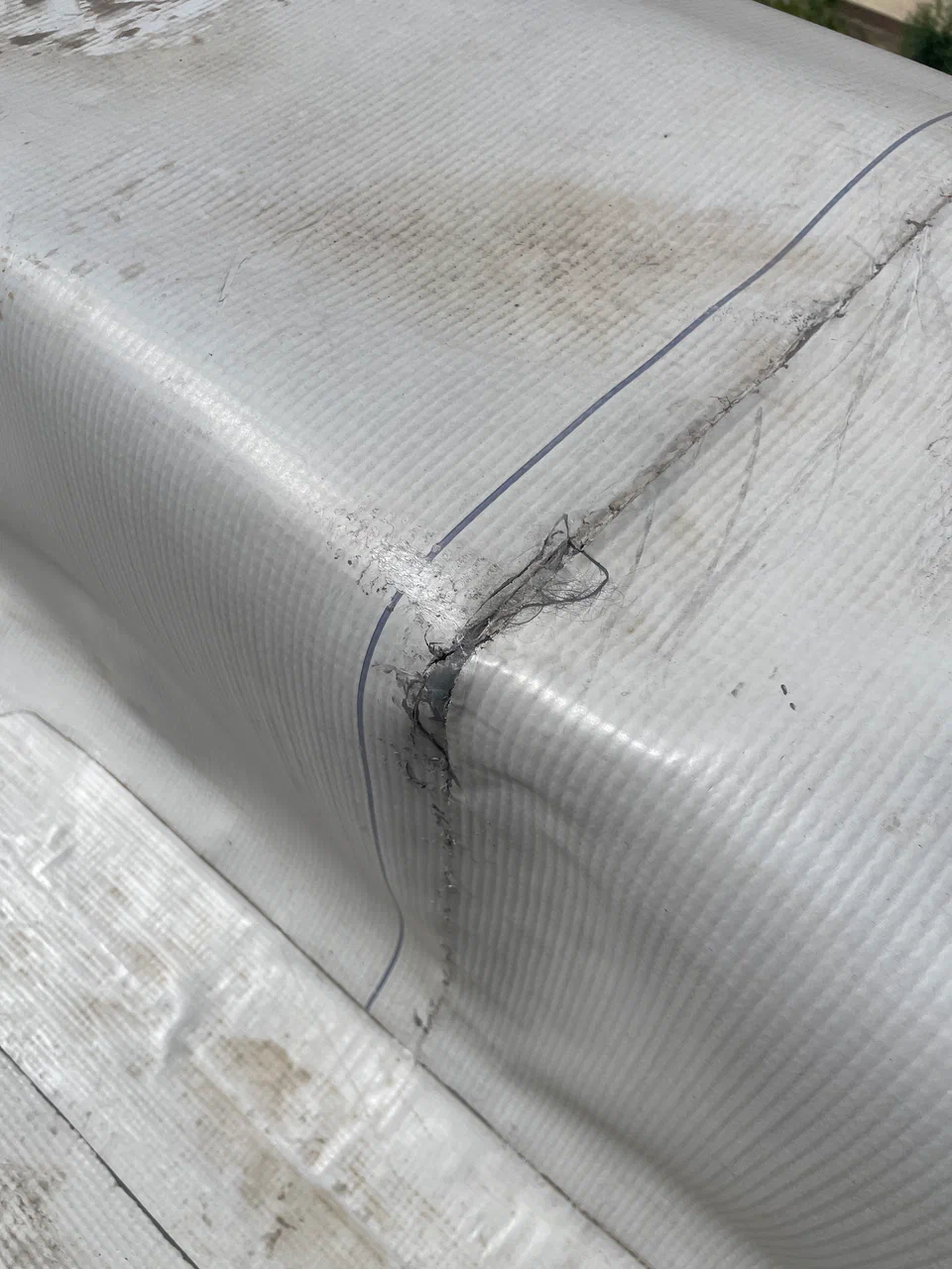 По технологии края закругляют радиусом 50 мм, а рваный край мембраны прячут под слоем нахлеста. Когда торопятся и экономят время — забывают про такие "мелочи", которые потом оборачиваются протечками