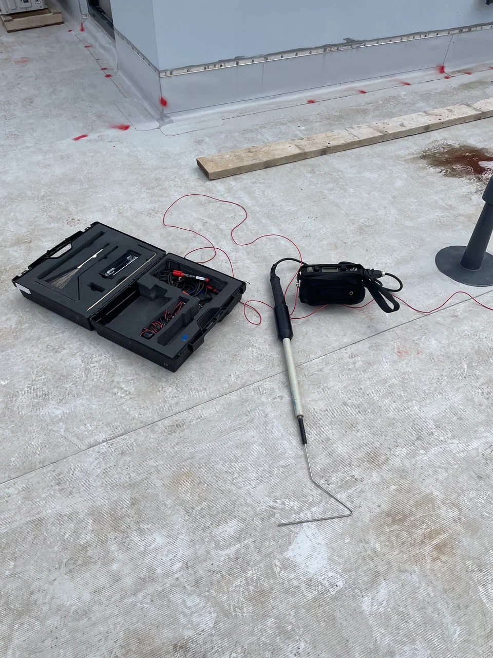 Я использую дефектоскоп Корона 2.1. Прибор подает 15 кВ между электродом и основанием — если шов непроварен, происходит пробой и раздается характерный треск.