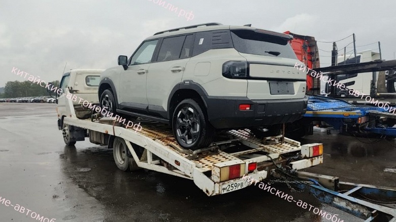 Конкурент Geely Monjaro с 8-ступенчатым &laquo;автоматом&raquo;, 2,0-литровым мотором и полным приводом и официальной гарантией: первые Jetour T1 отправились к дилерам