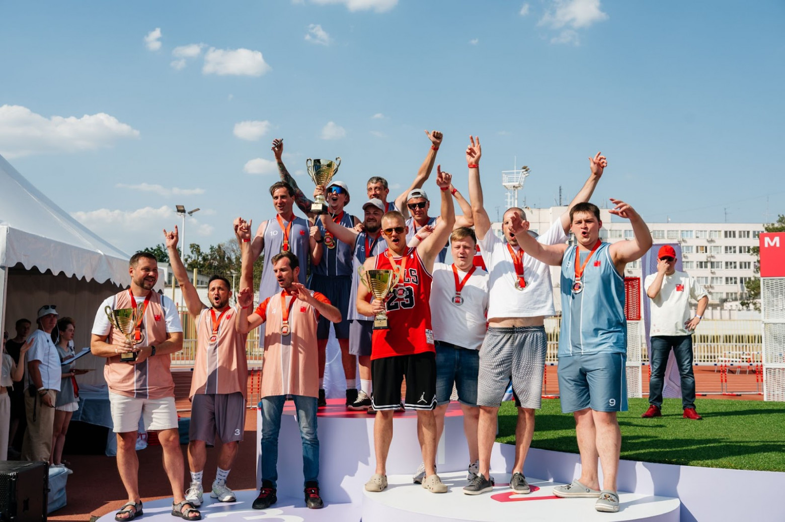 Тут я сверху в середине, слегка спрятался за кубком