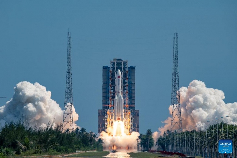 588-й старт: ракета-носитель Long March-5B успешно вывела на орбиту очередную партию спутников связи