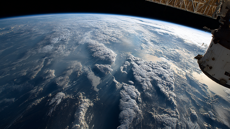 Станция постепенно снижается: орбиту МКС подняли почти на 2 км для коррекции 