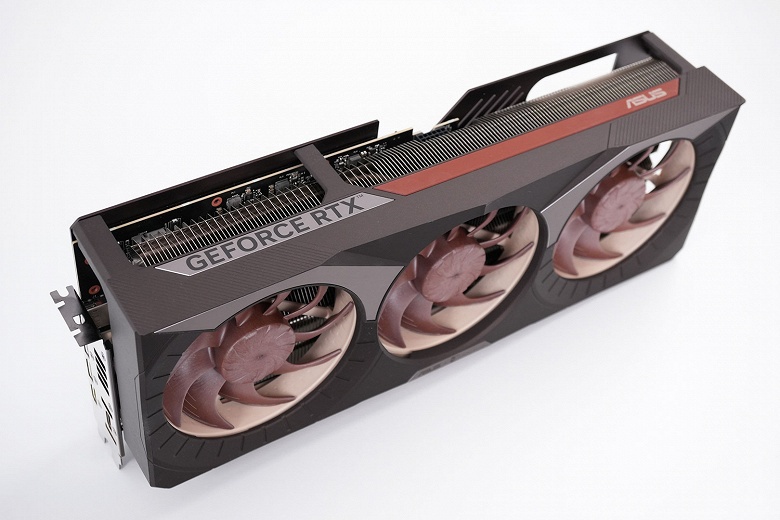 Да, это самая большая видеокарта на рынке и самая дорогая RTX 5080, но она феноменально тихая и холодная. Опубликованы тесты Asus RTX 5080 Noctua Edition