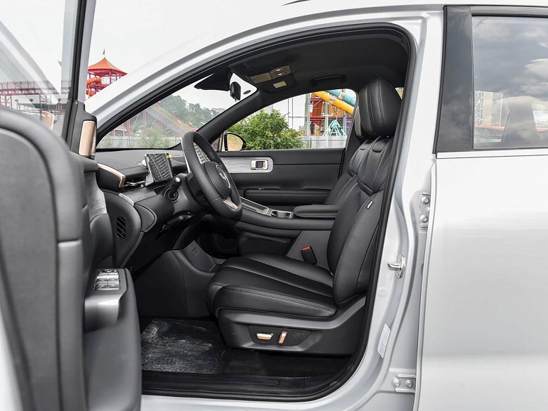 Просторный кроссовер с расходом всего 3,9 л/100 км и запасом хода больше 1100 км &mdash; всего 12,5 тыс. долларов (1 млн рублей). Представлен Wuling Xingguang S 2025