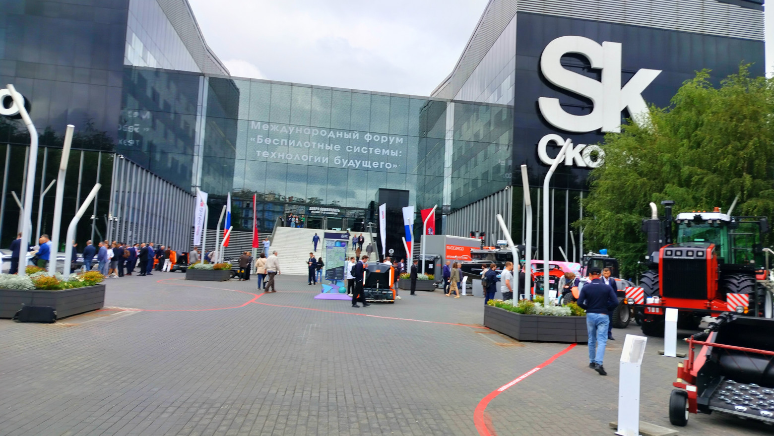 Вход на выставку, сразу беспилотные: грузовик, комбайн, трактор, экскаватор и роботы-убощики улиц  