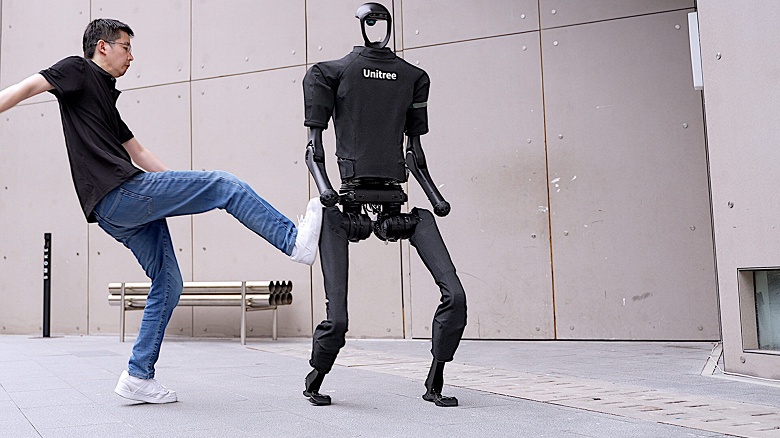 Упал, потерял руку, поднялся и добежал до финиша. Начались первые Всемирные игры гуманоидных роботов - 1 Упал, потерял руку, поднялся и добежал до финиша. Начались первые Всемирные игры гуманоидных роботов