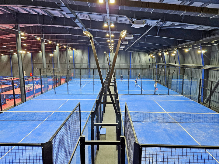 Падел-центр со множеством кортов рядом (источник)