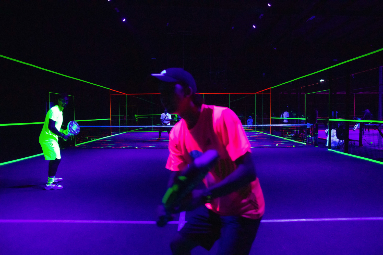 Тяжёлый случай: корт в неоновых цветах в темноте