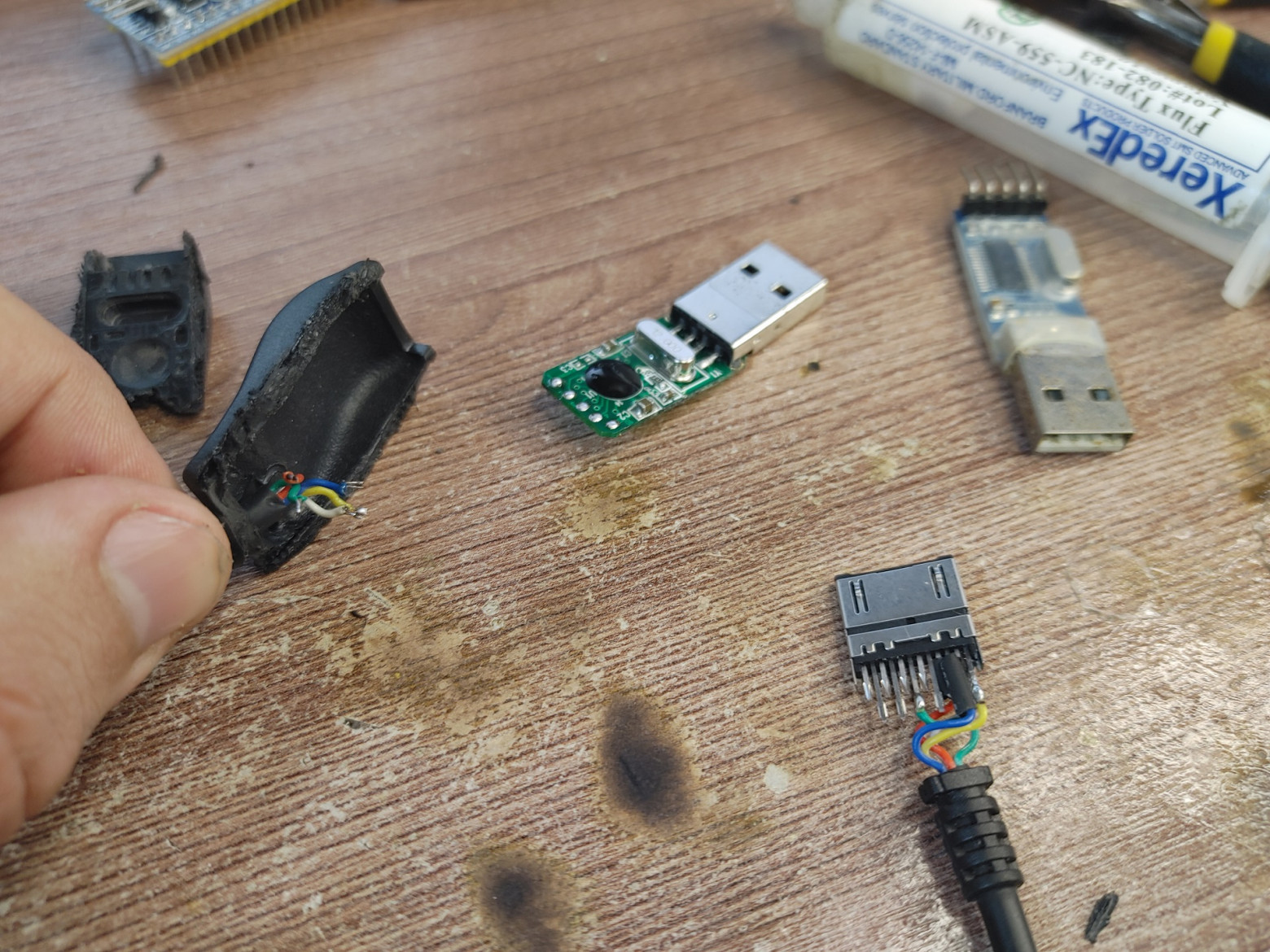 На моём кабеле отсутствовал резистор на 10кОм между массой на втором пине и CTS на пятом - из-за этого он работал некорректно