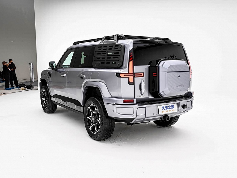 Land Cruiser Prado, подвинься. Представлен крутой рамный внедорожник Mengshi M817: 686 л.с., полный привод, холодильник, 1300 км на баке бензина и передовой автопилот &mdash; недорого