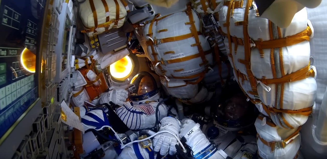 СА Союза во время посадки. Оцените тесноту  