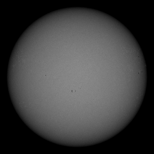 Число солнечных пятен резко снизилось: звезда почти лишилась видимых областей