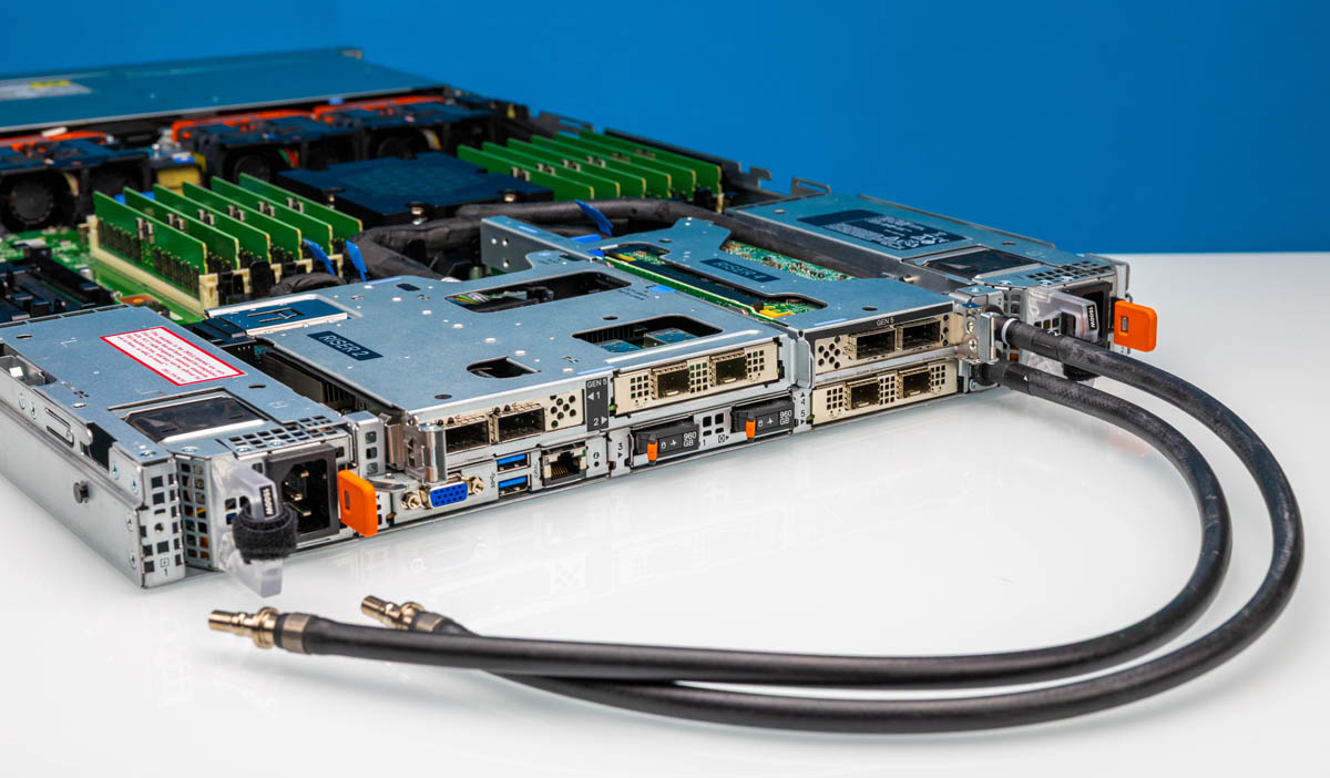 Сопла жидкостного охлаждения в R6715: для подачи и отвода жидкости.