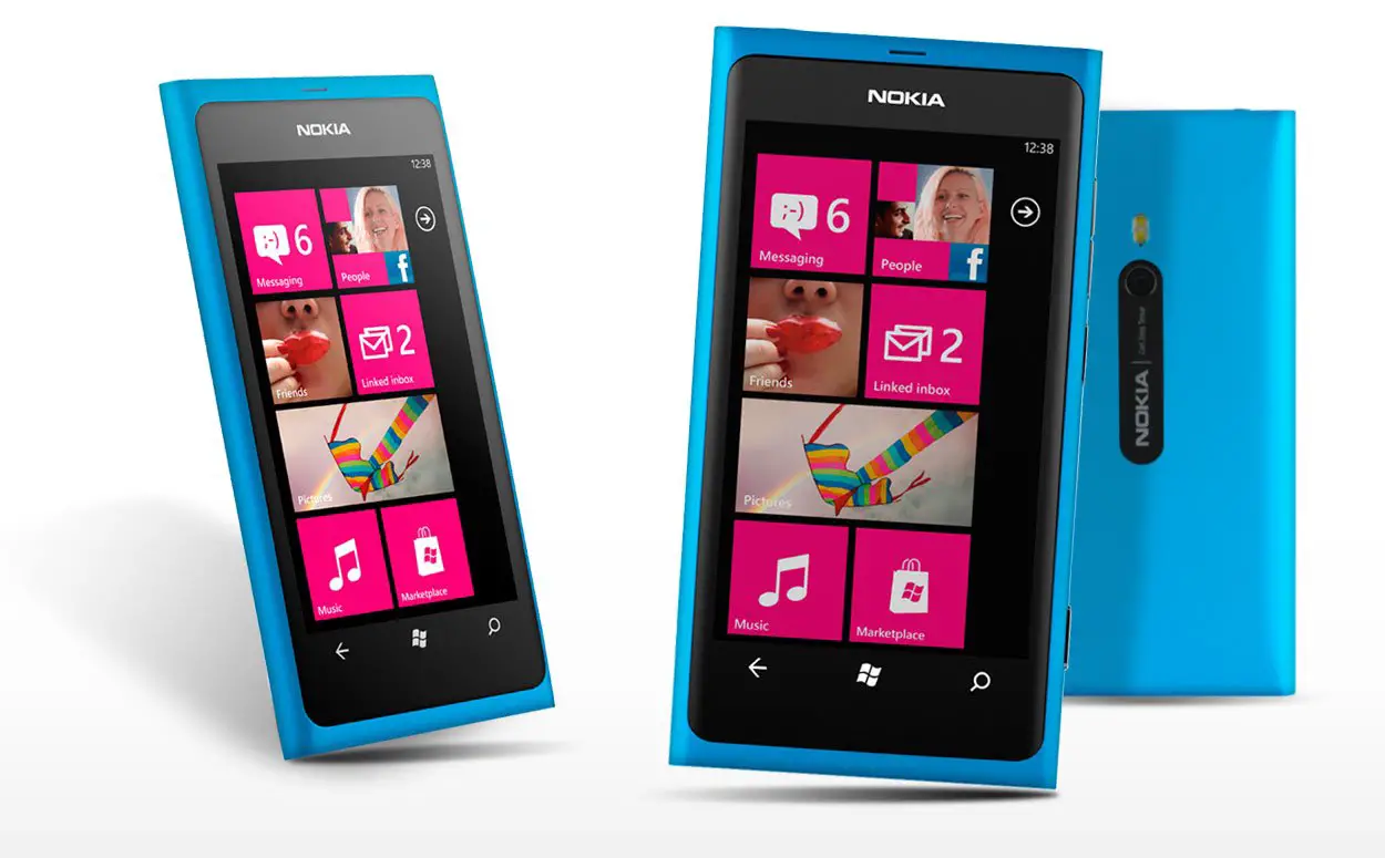 А это Lumia 800. Как говорится, найдите 10 отличий.