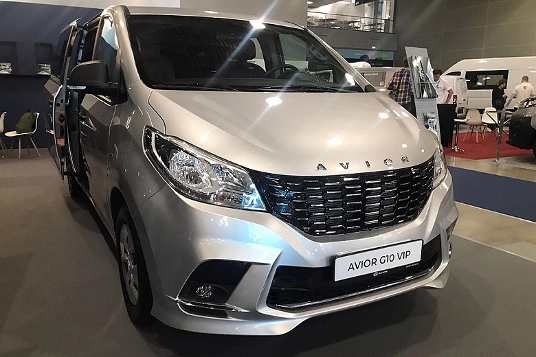В России представлен минивэн Avior G10 с претензией на VIP: раздельные кресла на заднем ряду, 160 л.с., 6-ступенчатая коробка передач и 3 года гарантии — 4,7 млн рублей - 1 В России представлен минивэн Avior G10 с претензией на VIP: раздельные кресла на заднем ряду, 160 л.с., 6-ступенчатая коробка передач и 3 года гарантии — 4,7 млн рублей