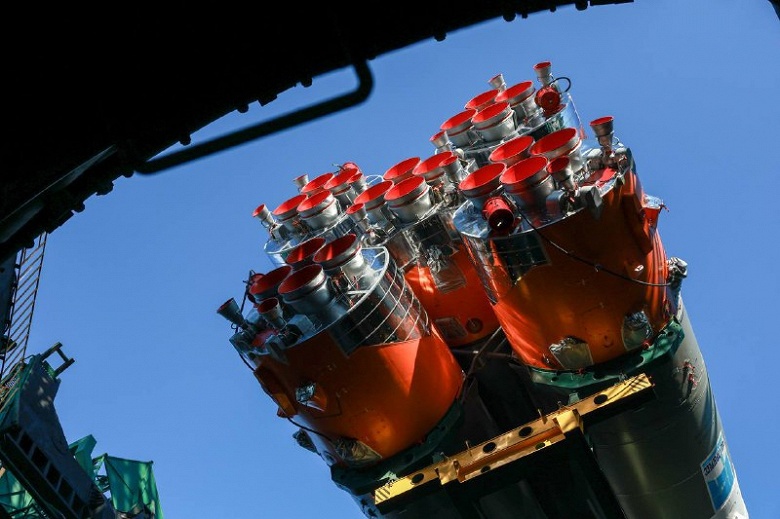 Ракету «Союз-2.1б» с биоспутником установили на стартовую площадку Байконура - 2 Ракету «Союз-2.1б» с биоспутником установили на стартовую площадку Байконура