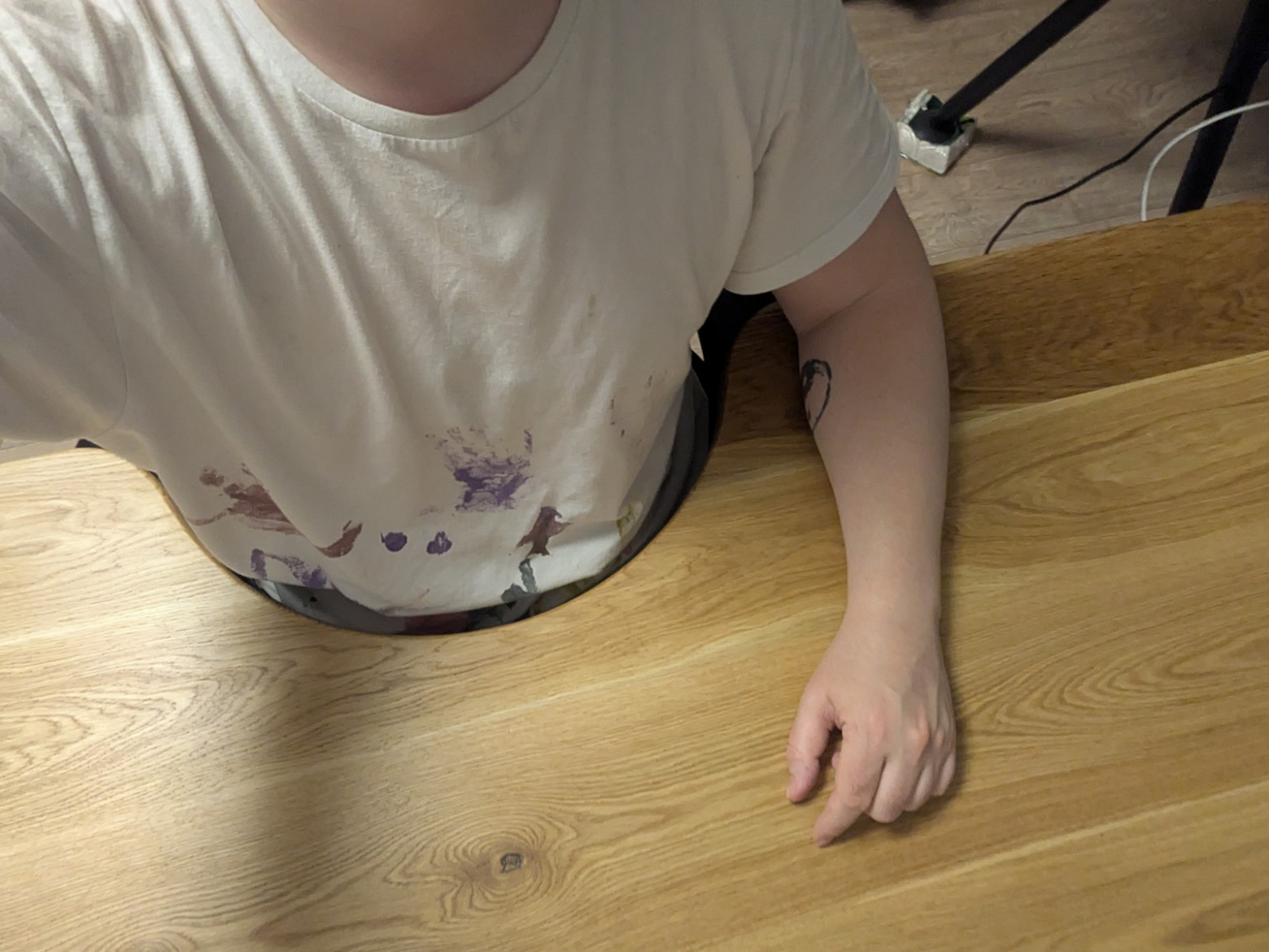 В рабочем положении локти лежат на столе и не нагружают плечевой сустав