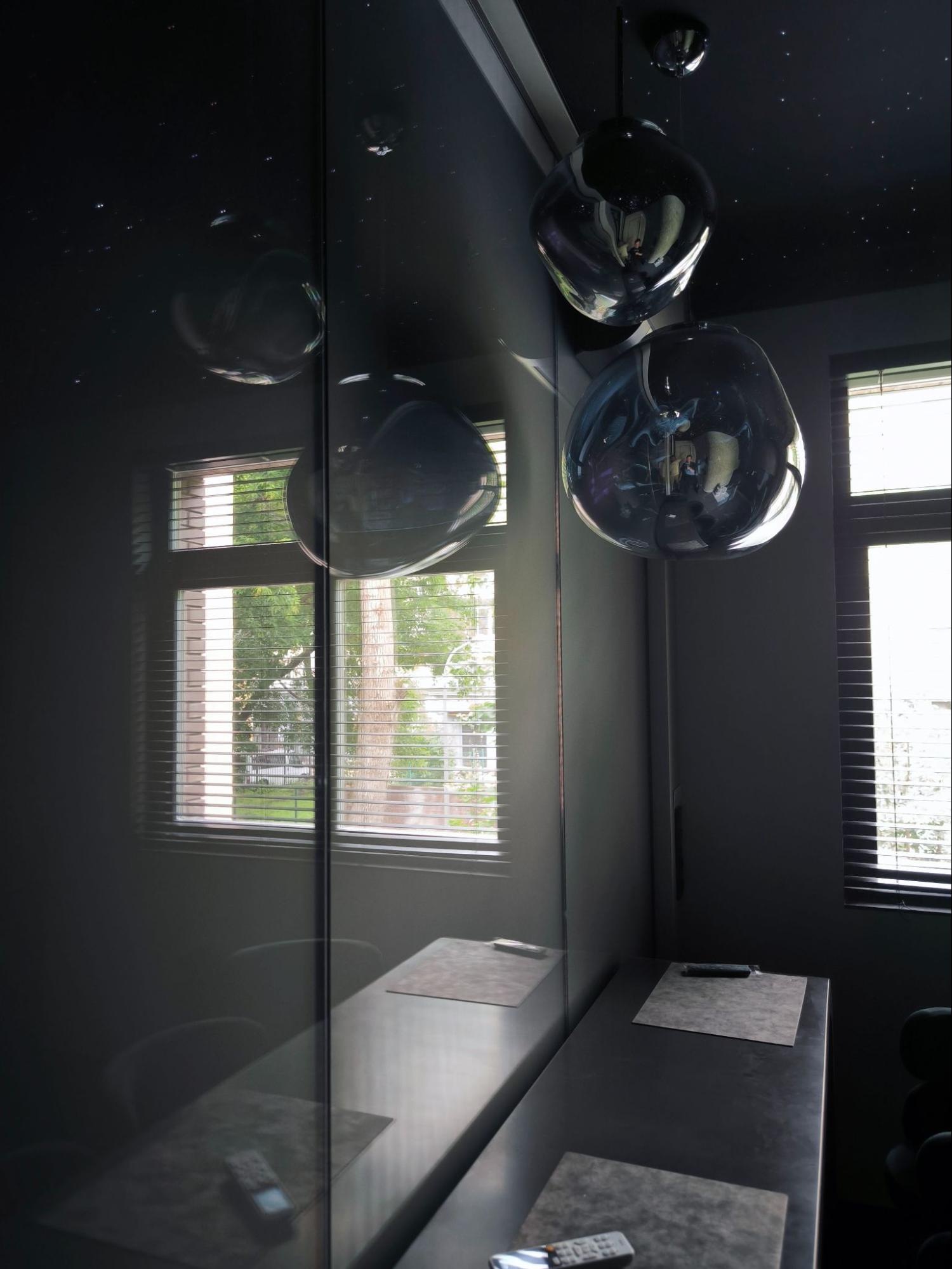 Кухня, а слева за непрозрачной перегородкой находится спальня