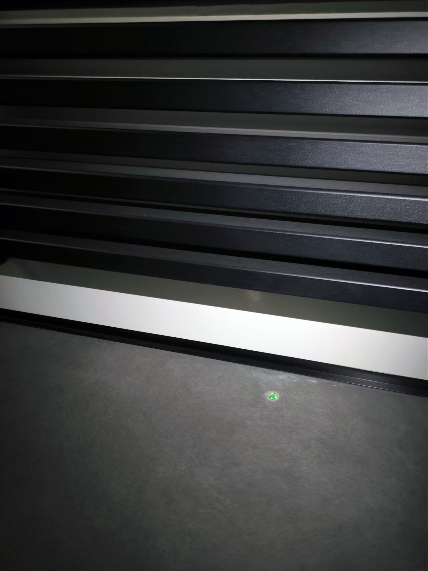 Светящийся датчик протечки под радиатором