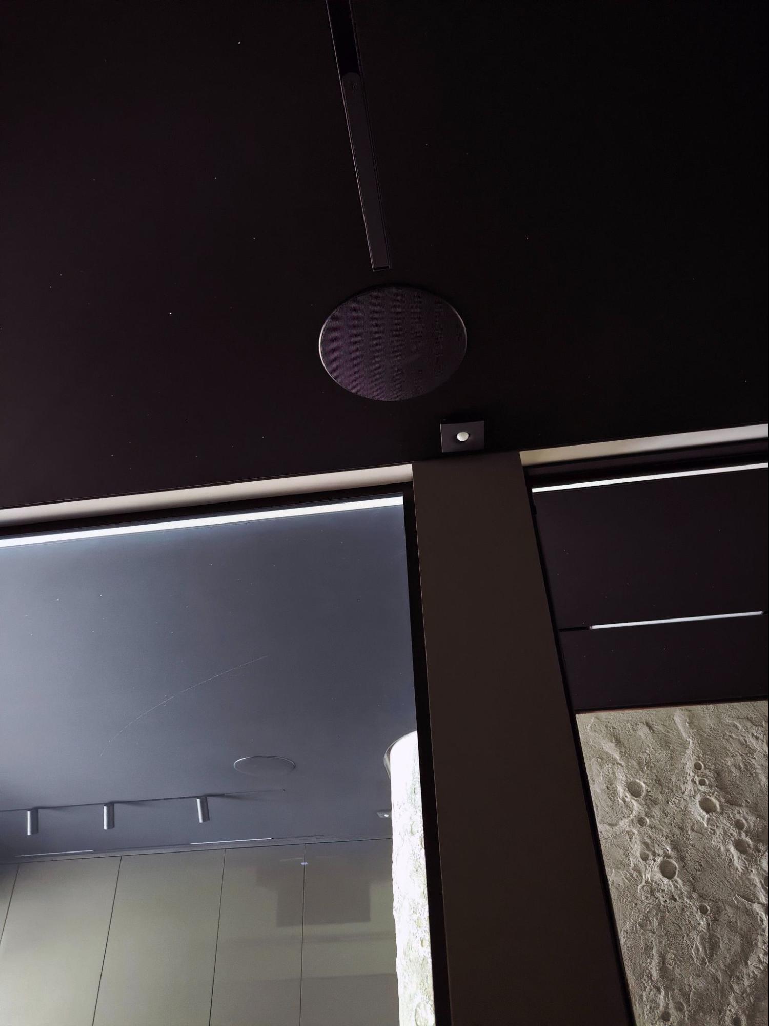 Датчик WB-MSW v.4 в черном корпусе в коридоре