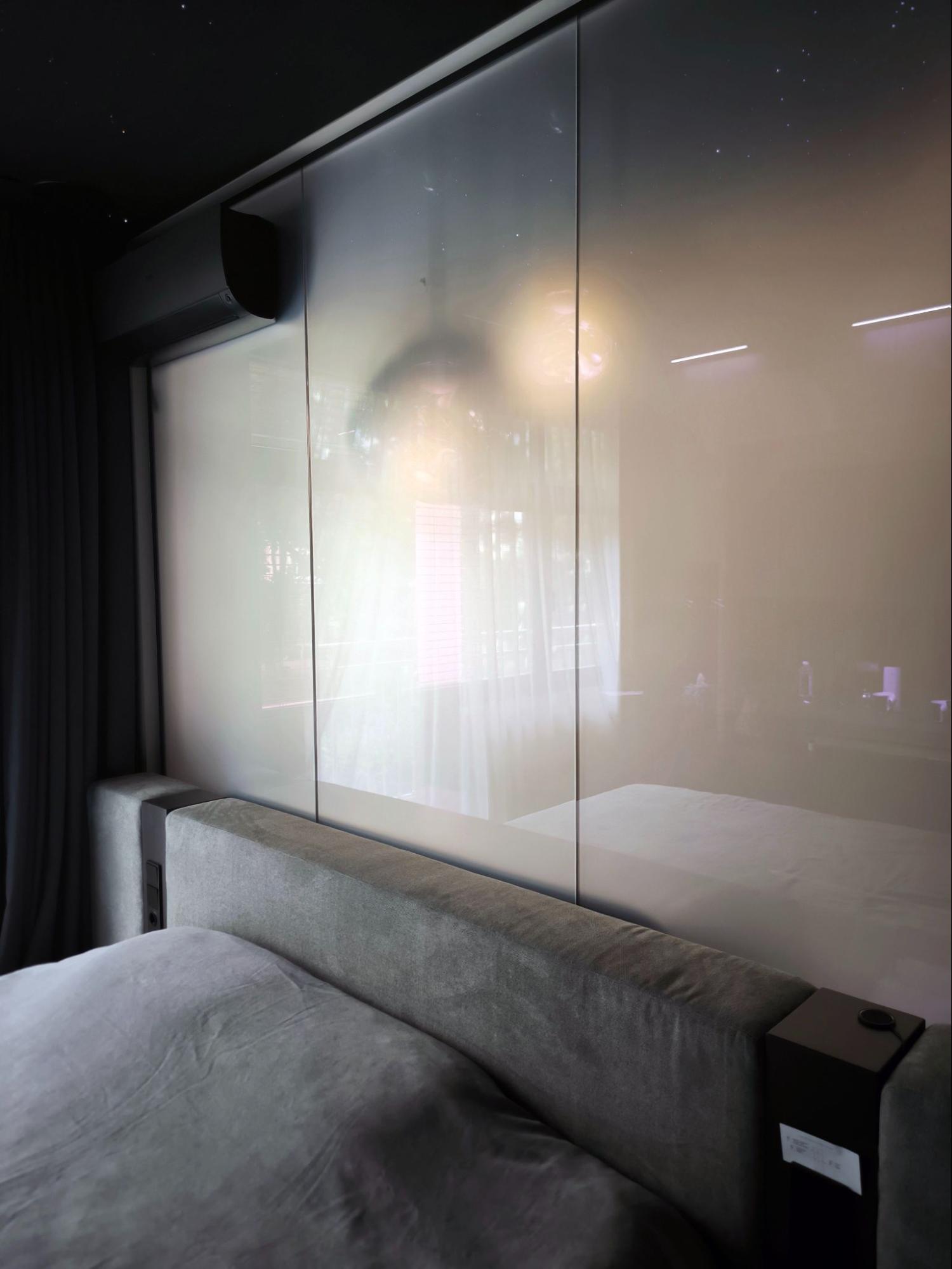 Вид из спальни на кухню. Перегородка непрозрачная