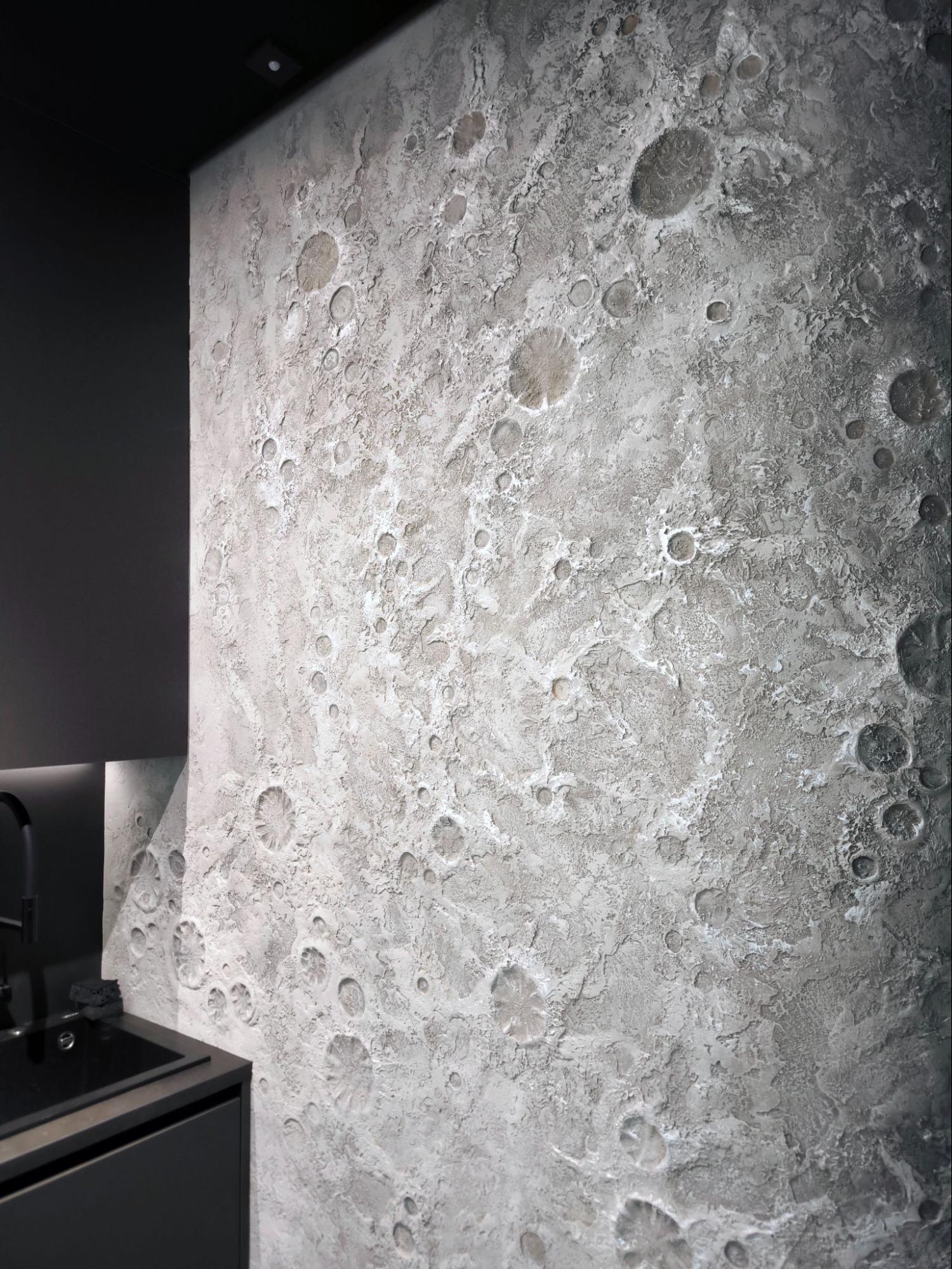 Лунная стенка на кухне, за ней санузел