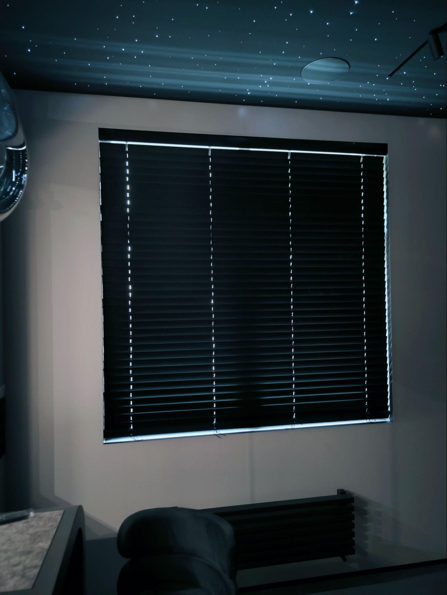 Жалюзи на кухне закрыты, ламели подняты вверх