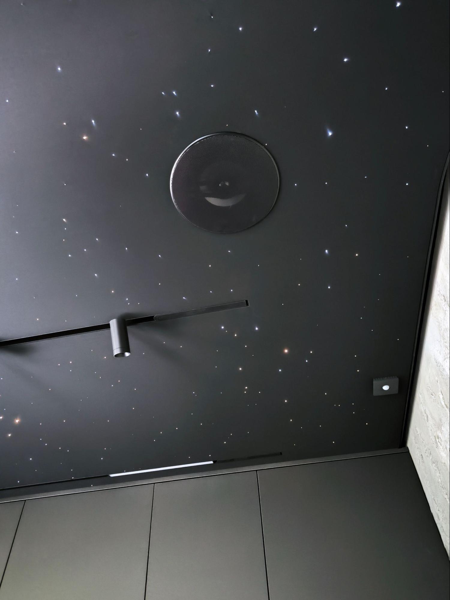 Светильники на кухне, акустика и датчик WB-MSW v.4 в черном корпусе справа  