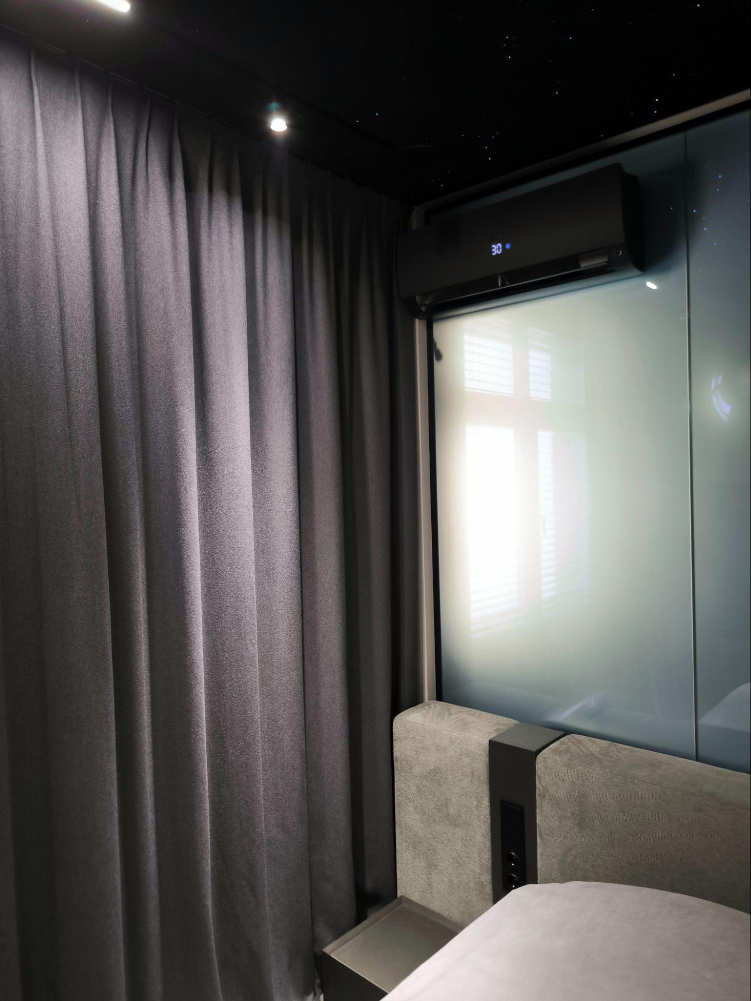 Шторы в спальне закрыты, перегородка непрозрачная