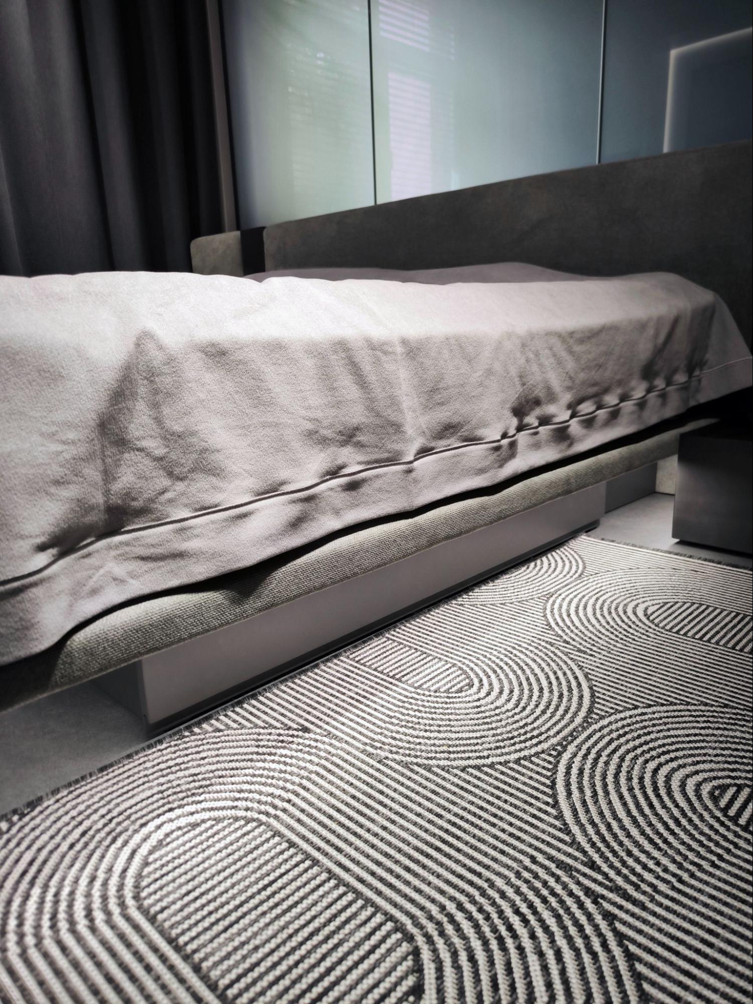 Под кроватью есть подсветка