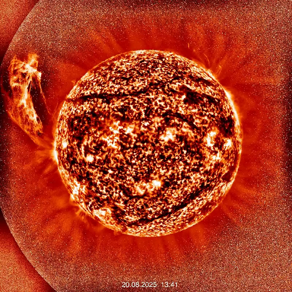 Рекордный протуберанец, выброшенный Солнцем, улетел на 40 миллионов километров: видео