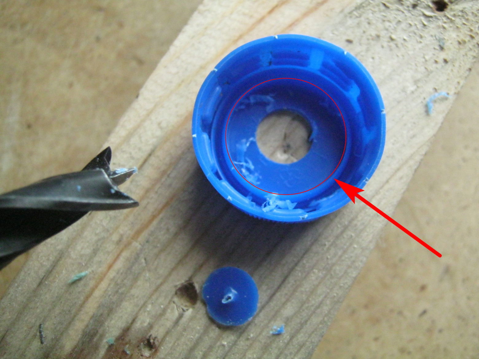 Фото 4.2. Мой редуктор имеет для прокладки посадочное место со ступенечкой, отверстие для неё удобно делать спиральным сверлом по дереву. Остальная часть крышечки легко обрезается ножом (отмечено), заусенцы и стружка удаляются