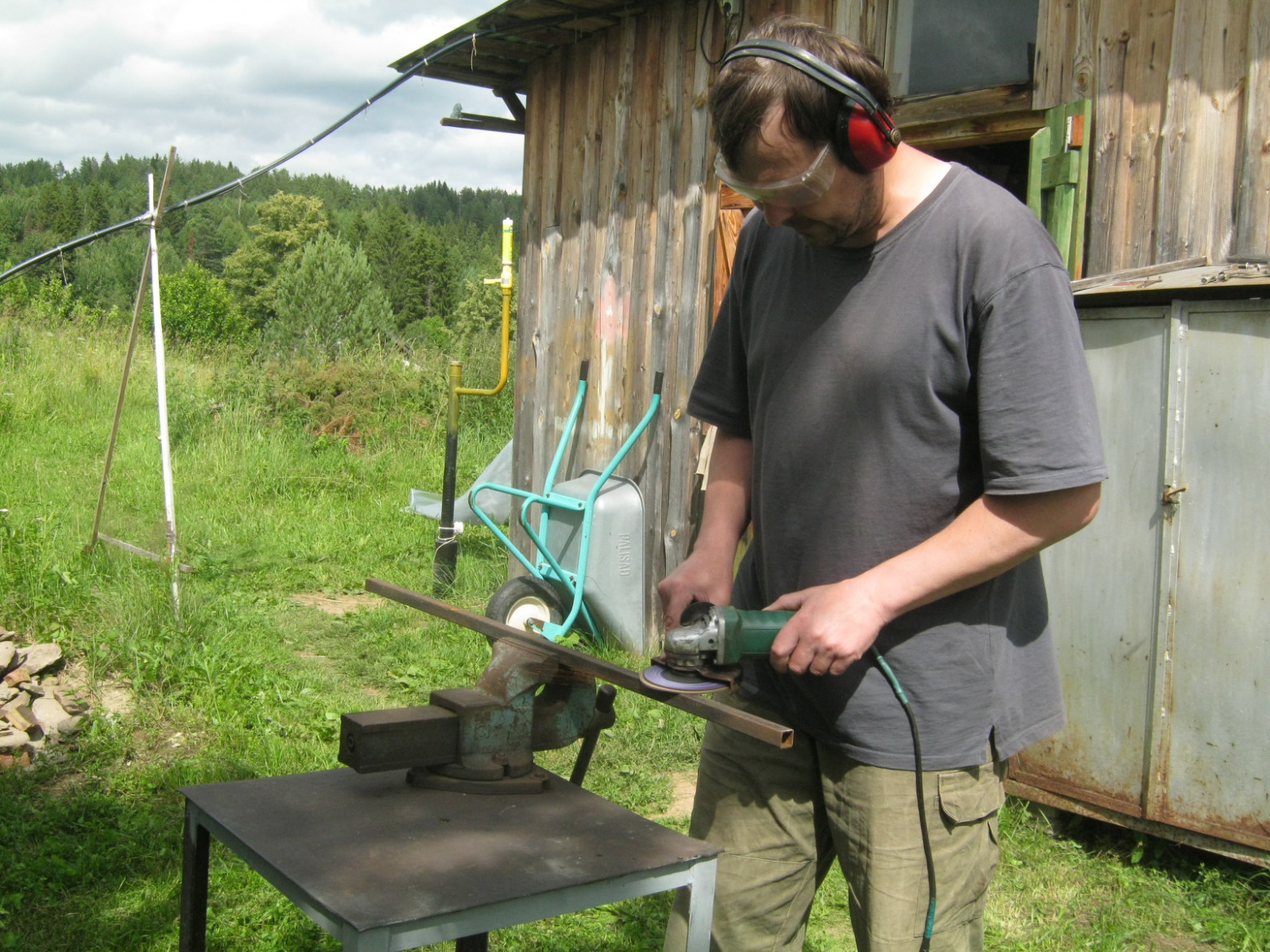 Фото 5.3. TIG сварка умеет хорошо работать только с чистыми заготовками, а тут ещё и недосмотрел при закупке. Пришлось вдумчиво пройтись по сомнительным местам лепестковым кругом (ржавчина), а всё вместе протереть ветошью, смоченной бензином (заводская смазка)