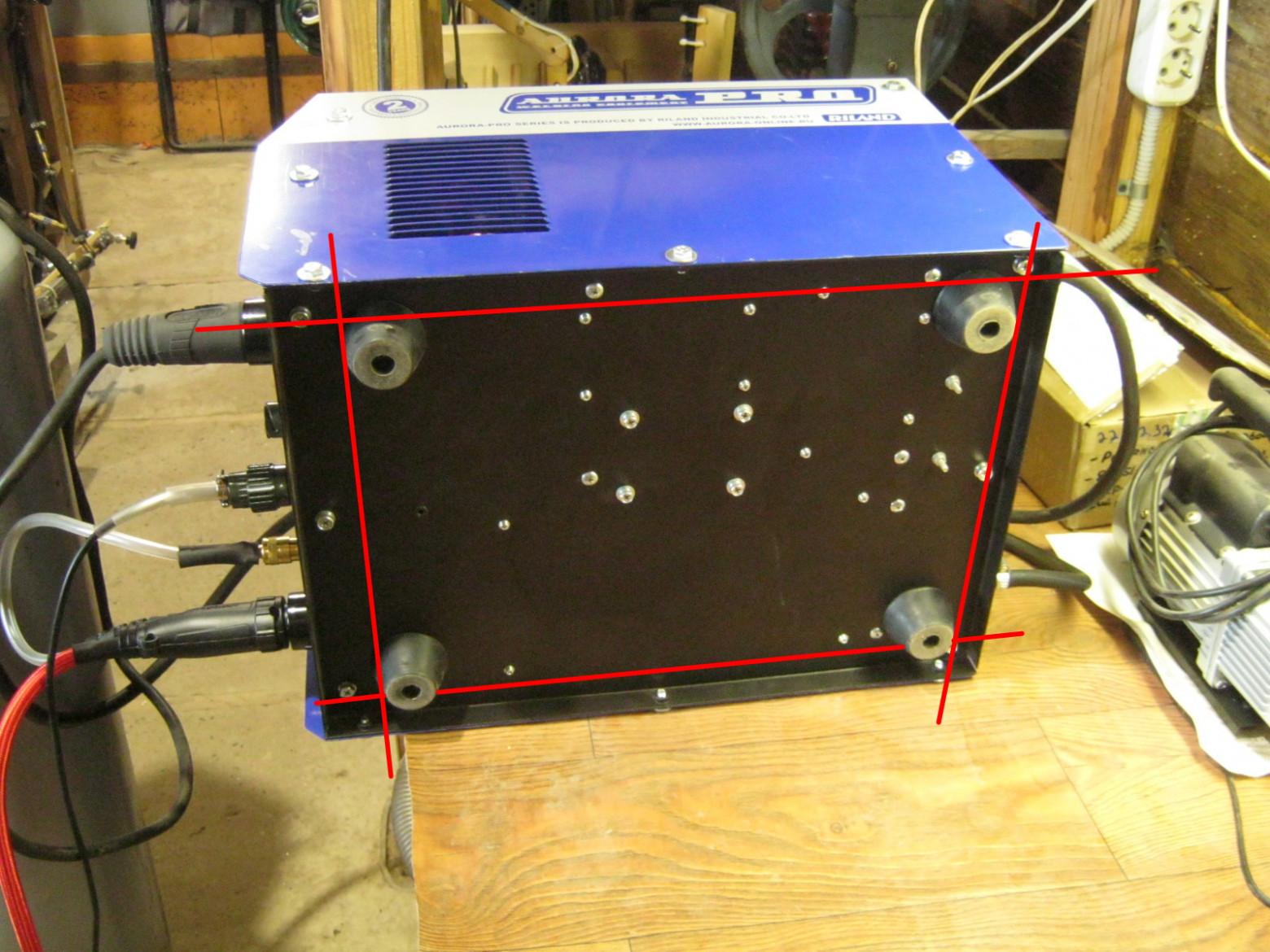 Фото 5.7. Полка под ящик аппарата без покрытия, но с поперечинами более или менее точно удерживающими его выступающие конусные ножки