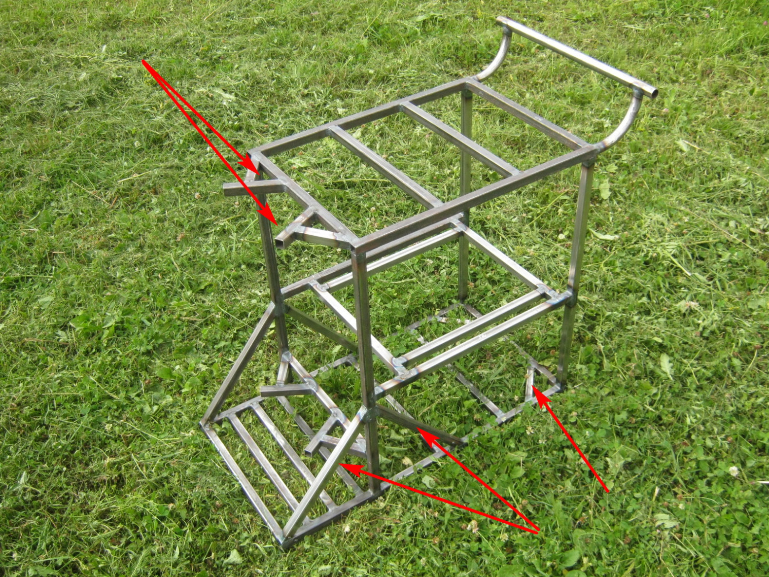 Фото 5.9. Вариант ручки получше. Из тонкостенной круглой трубки и готовых гнутых элементов. Добавлены детали посадочного места для баллона, раскосы его площадки и для установки передних поворотных колёс