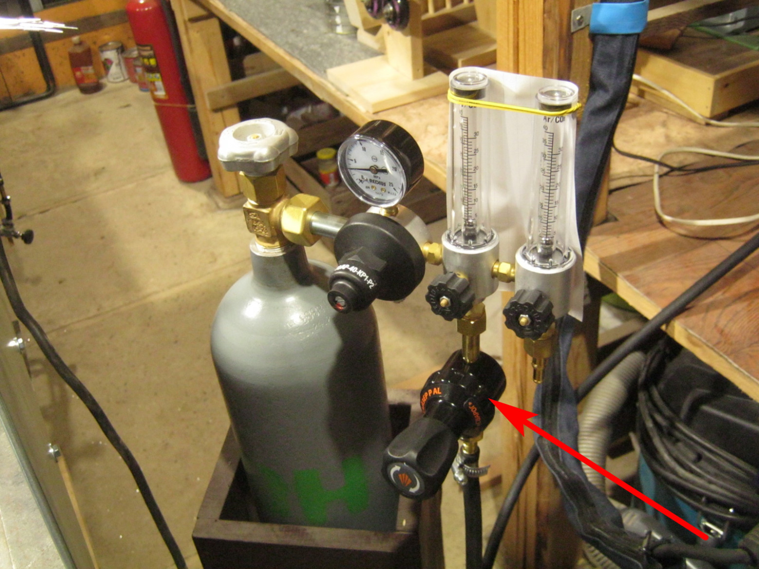 Фото 1.1. По сравнению с обычным устройством сварочной установки в газовый тракт добавлена вторая ступень редуцирования — т. н. экономайзер (отмечен), полностью избавляющий от перерасхода аргона из-за плевков при старте. На фото — 10 л баллон Ярпожинвест, в деревянном штативе