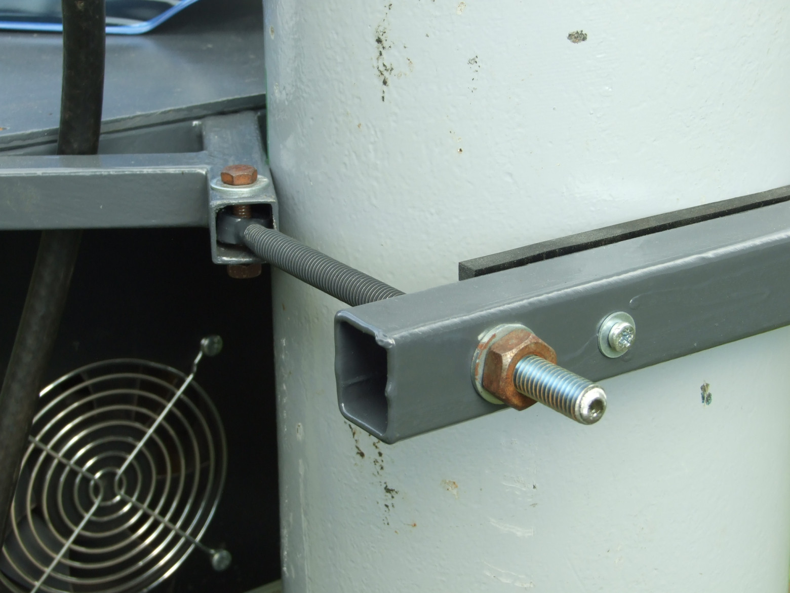 Фото 5.16. Один из элементов крепежа. Тяга сварена из куска шпильки М10 и подходящей крупной гайки с обточенными гранями. Слой защитного цинка в местах сварки стравил кислотой