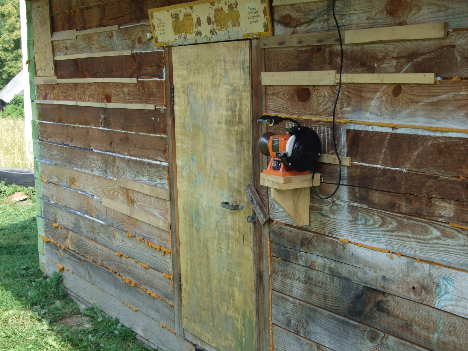 Фото 5.17. На улице, чтобы не пылить внутри, но около двери мастерской, чтобы зимой не нырять по сугробам, установил небольшое точило для заточки и правки вольфрамовых электродов. Затачивать свёрла тоже стало удобней