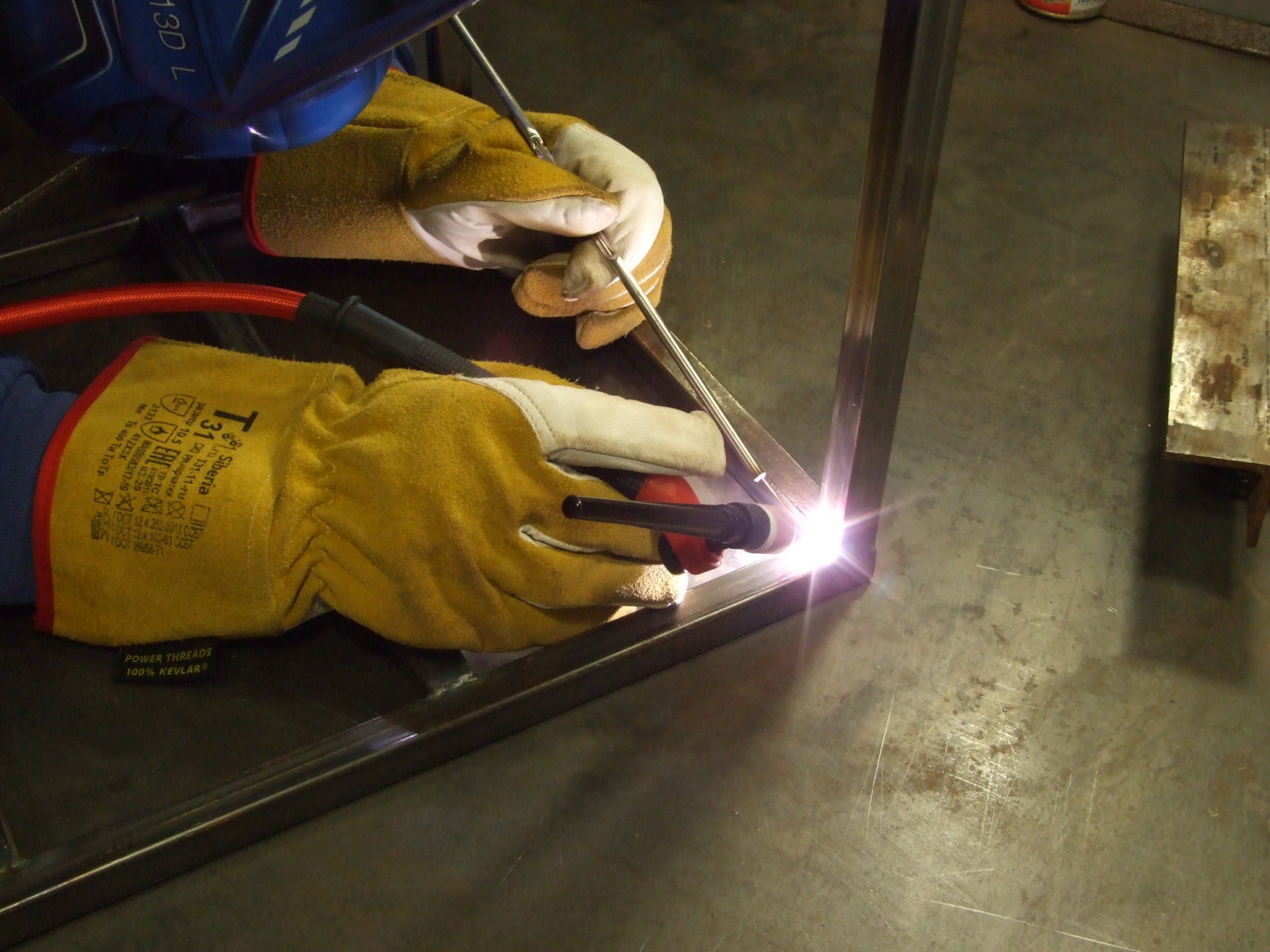 Фото 6.2. Шарнирная поворотная головка горелки выглядит инородно и неизящно, но чудо как хороша в работе. Включение установки педалью позволяет держать горелку удобнее, ближе к соплу, а сама миниатюрная WP-9 размерами напоминает фломастер. Педаль, однако, приходится перемещать под ногу и нащупывать, а маленькая горелка быстро нагревается