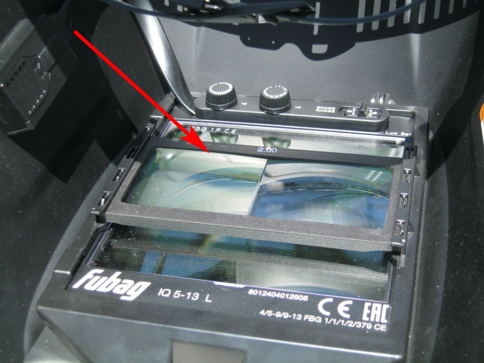 Фото 1.2. В сварочную маску установил рамку с диоптрийными стёклами — стало хорошо видно все мелкие элементы процесса, а оперировать приходится электродом и прутиком присадки в нескольких миллиметрах от лужицы расплавленного металла, касаться которой никак нельзя — ювелирная работа!