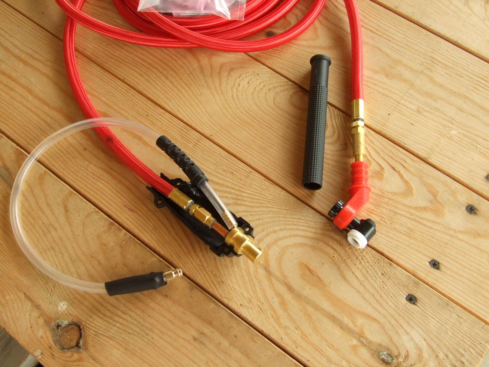 Фото 2.2. В горелке применён мягкий и тонкий комбинированный кабель-шланг. На фото — его соединение с клеммой «к аппарату» и головкой горелки