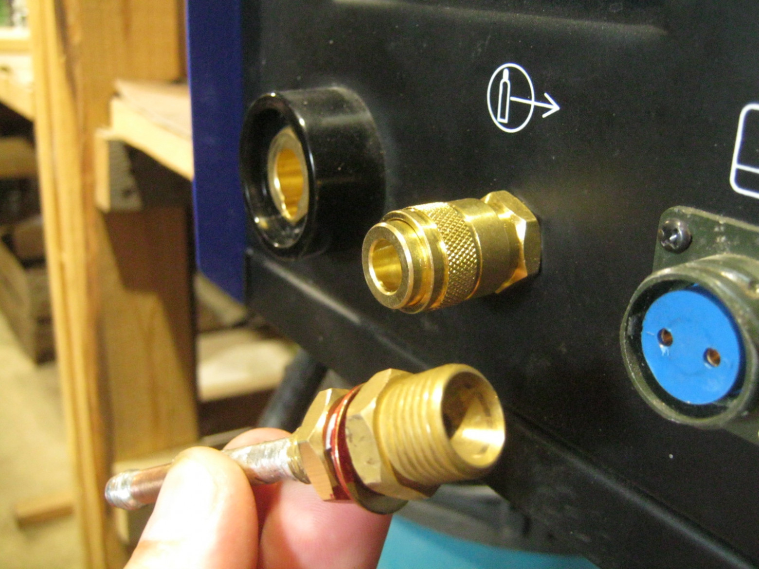 Фото 2.3. Для оперативной замены горелок с минимальными потерями защитного газа переделал у своей «Авроры» штатный газовый разъём с конусным уплотнением и накидной гайкой (в руках), на быстроразъёмный